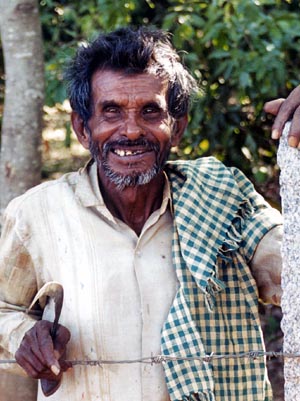 Dynax 5 | 28-80/3.5-5.6 | Kodak MAX Versitality 400 | Village gardener in rural Karnataka